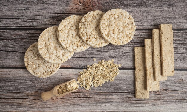 Cracker di farina d'avena e pane su un tavolo in legno rustico