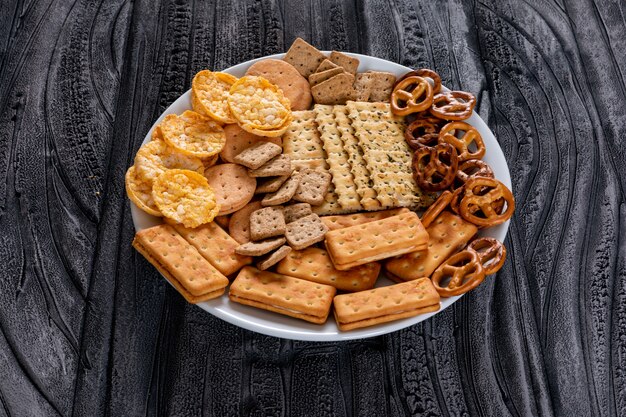 Cracker di vista laterale in piatto bianco sull'orizzontale di pietra grigio