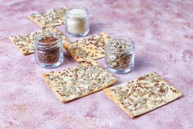 Cracker sani senza glutine freschi cotti al forno con i semi