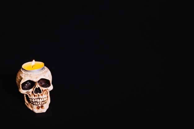 Cranio candela con fiamma