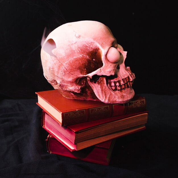 Cranio con la nuca fumosa sui libri