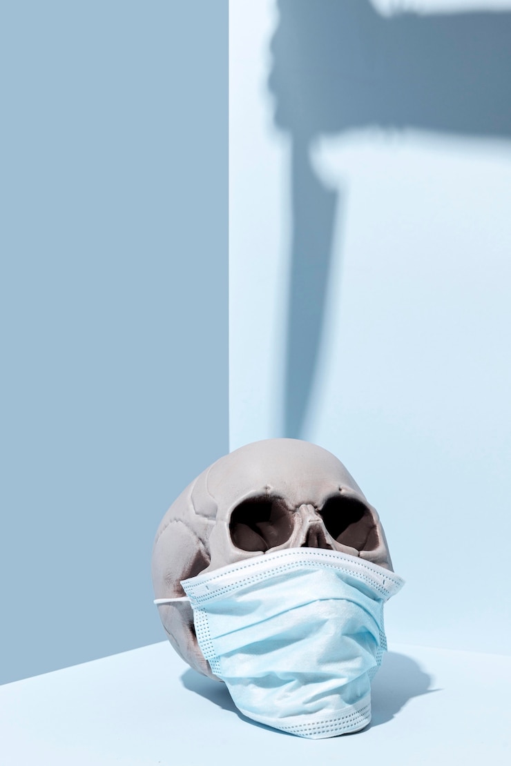 Foto gratuito cranio spettrale di halloween del primo piano con la mascherina medica