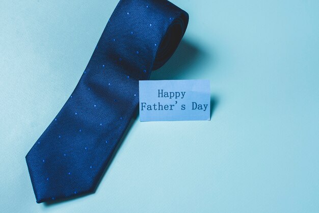cravatta blu con la nota per il giorno del padre