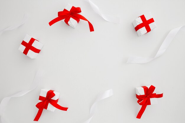 cravatte e regali di Natale su sfondo bianco con copyspace nel mezzo