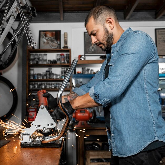 Creazione bici in officina