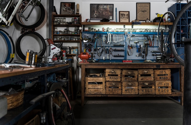 Foto gratuito creazione di biciclette in officina