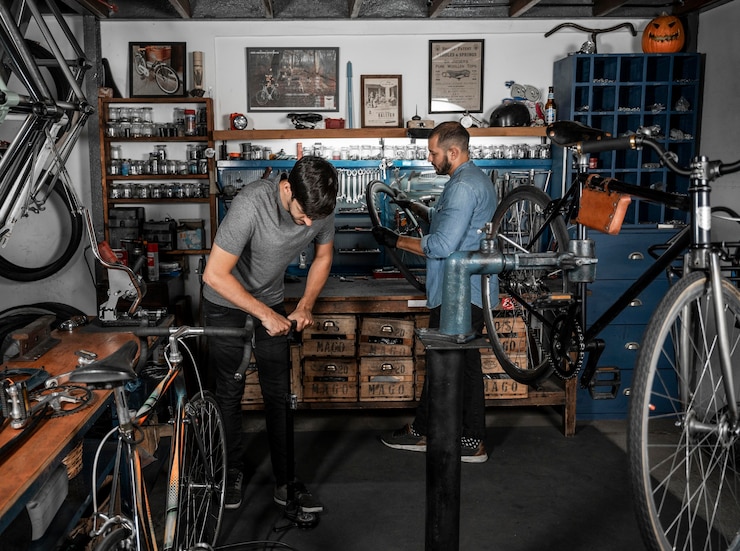 Foto gratuito creazione di biciclette in officina