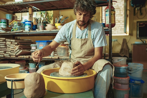 Creazione di un barattolo o vaso di primo piano di argilla bianca.