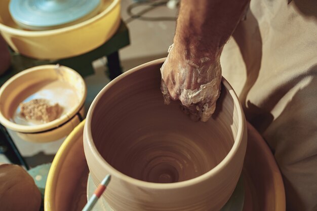 Creazione di un barattolo o vaso di primo piano di argilla bianca.