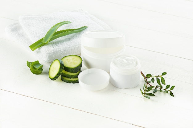 Crema cosmetica al cetriolo e aloe, lozione idratante per l'igiene del viso, della pelle e del corpo