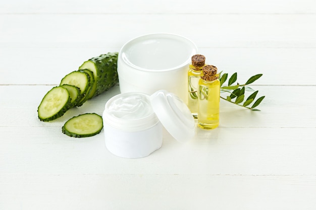 Crema cosmetica al cetriolo e aloe, lozione idratante per l'igiene del viso, della pelle e del corpo