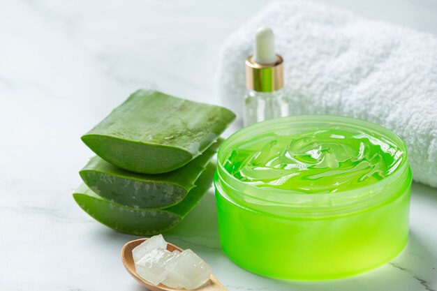 Crema cosmetica di aloe vera su superficie bianca