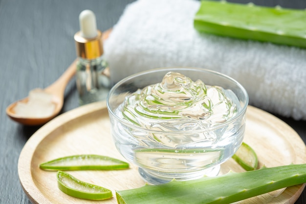 Crema cosmetica di aloe vera su superficie scura