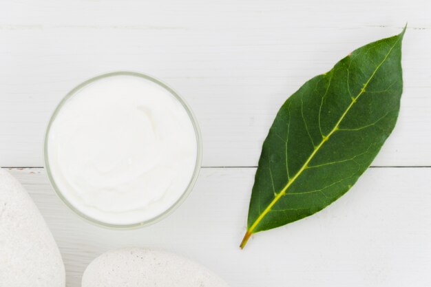 Crema di bellezza con elementi naturali