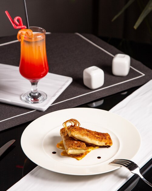 Crepe con carne e cocktail sul tavolo