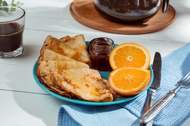 Crepes francesi fatte in casa fresche fatte con uova, latte e farina, riempite di marmellata su un piatto d'annata