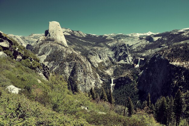 Cresta montuoso dello Yosemite con cascata.