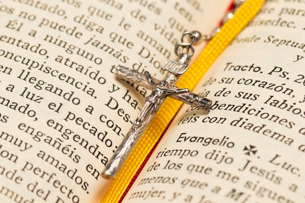 Croce collana primo piano e libro sacro