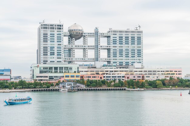 Crociera di crociera di Tokyo che innesca il centro commerciale di Odaiba Aqua e la costruzione di televisione Fuji, Odaiba.