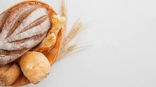 Crogiolarsi di pane con grano