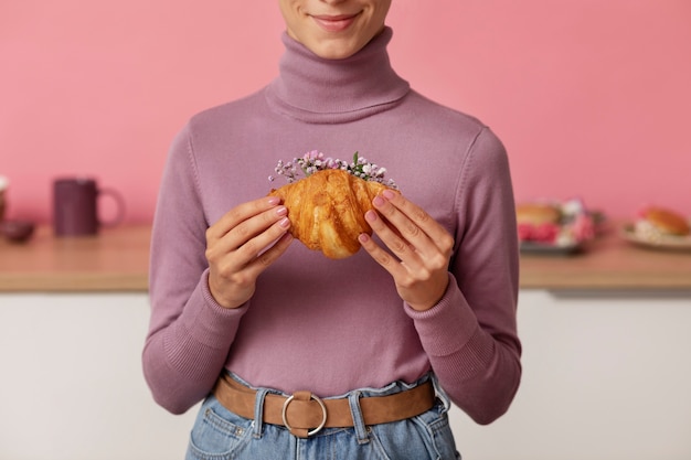 Croissant adulto della holding di vista frontale