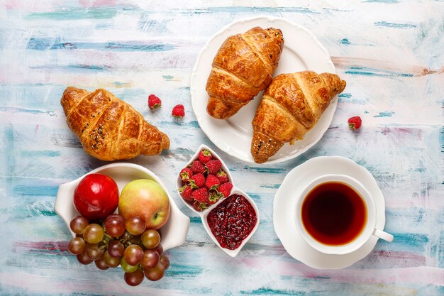 Croissant appena sfornati con marmellata di lamponi e frutti di lampone.