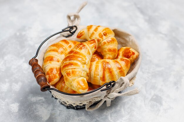 Croissant casalinghi saporiti freschi su bianco grigio. Pasticceria francese