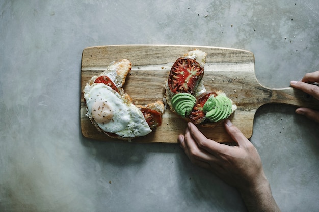 Croissant con pomodoro cimelio, avocado e un uovo fritto