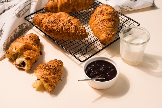 Croissant deliziosi del primo piano con inceppamento sul tavolo