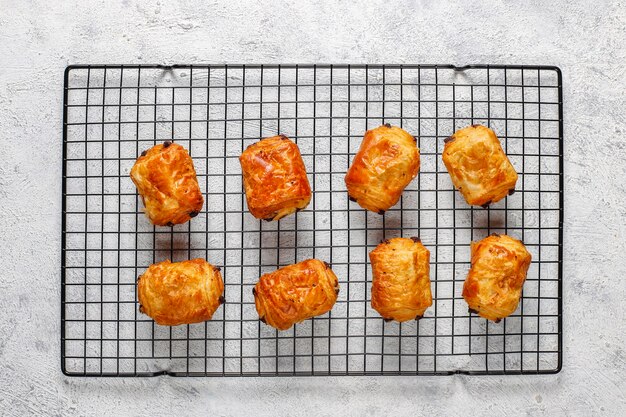 Croissant francesi al cioccolato.