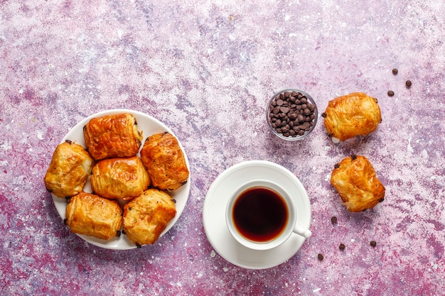 Croissant francesi al cioccolato.