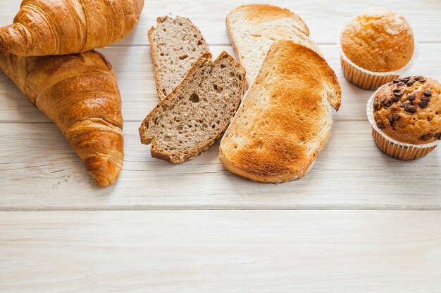 Croissant, muffin e pane tostato