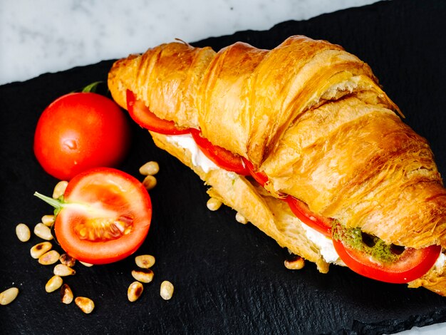 Croissant ripieni di pomodoro e formaggio bianco