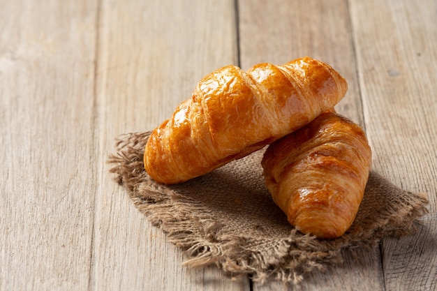 Croissant su sfondo nero.