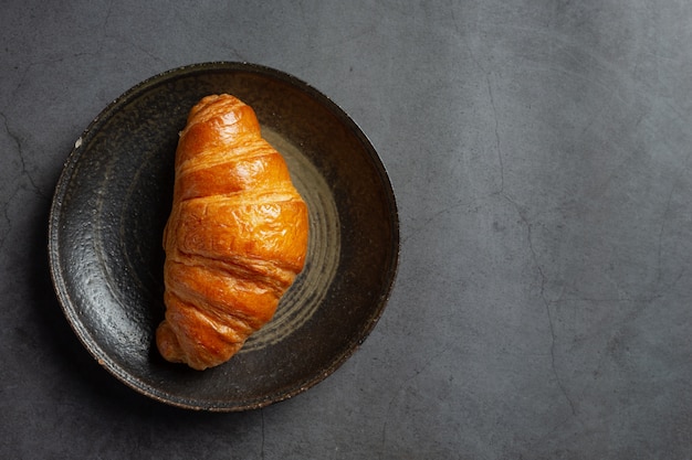 Croissant su sfondo nero.