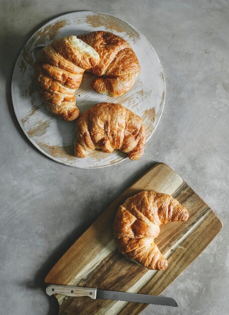 Croissant su un tavolo della colazione