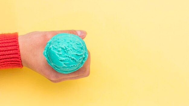 Crop mano che tiene il gelato