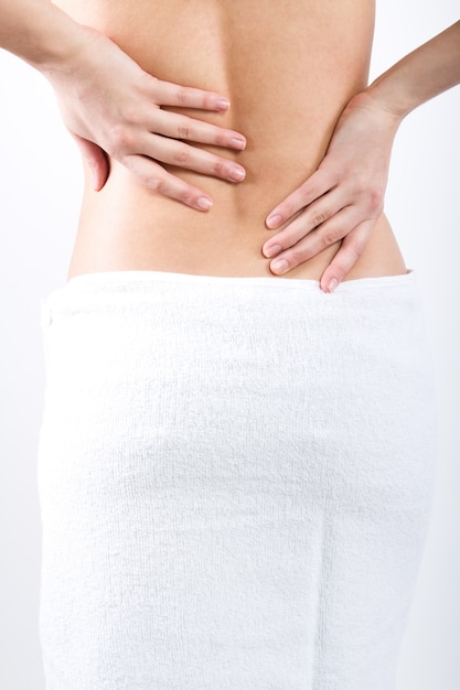 Crop topless schiena femminile coperto con un asciugamano