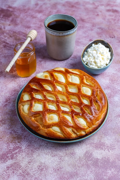 Crostata casalinga deliziosa della torta della ricotta con la ricotta e il miele freschi, vista superiore