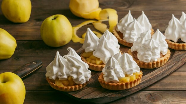 Crostata di torta di mele con panna montata