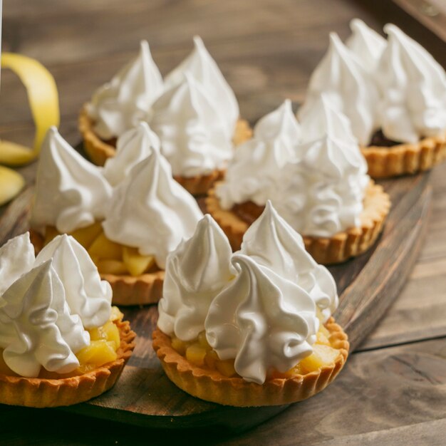 Crostata di torta di mele con panna montata