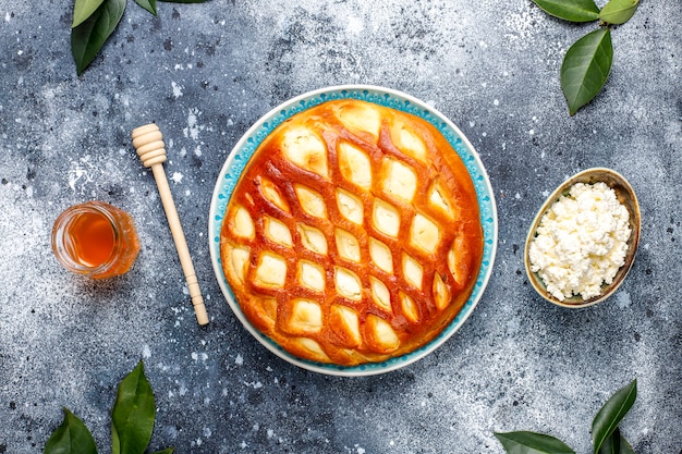 Crostata fatta in casa deliziosa torta di ricotta con ricotta fresca e miele