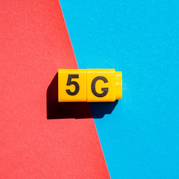 Cubetti a scatto da 5 g su sfondo bicolore