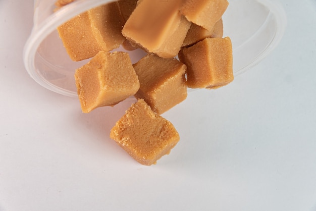 Cubetti di dulce de leche su fondo bianco