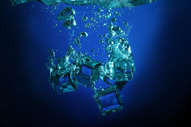 Cubetti di ghiaccio con bolle sott'acqua