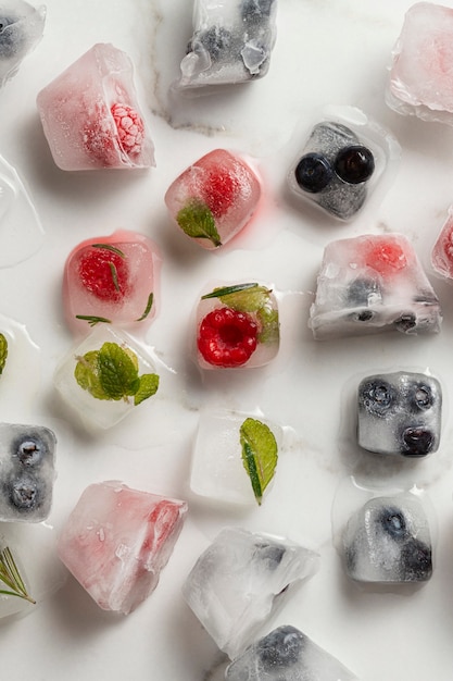 Cubetti di ghiaccio vista dall'alto con frutta