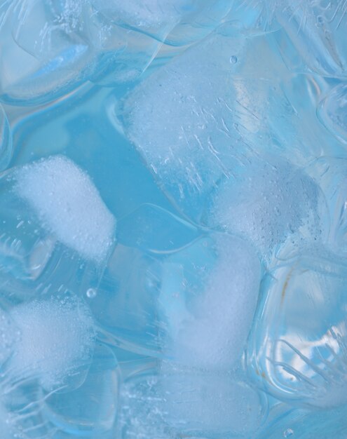 Cubi di ghiaccio isolato su sfondo bianco