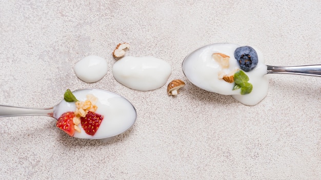 Cucchiai di yogurt Close-up con frutta