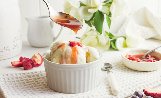 Cucchiaio di dessert gelato alla fragola