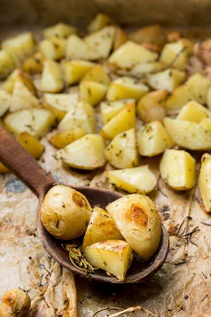 Cucchiaio di legno con disposizione di patate